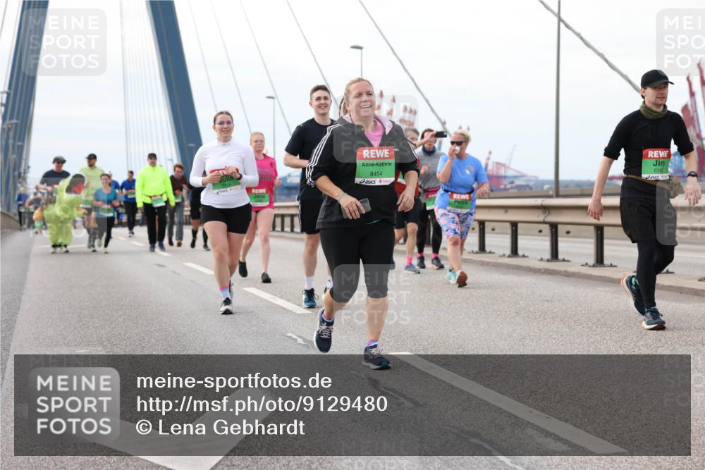 03.10.2025 - Köhlbrandbrückenlauf Lena Gebhardt http://msf.ph/oto/9129480 03.10.2025 16:04:03 Position 2 7706, 8454, 8363 meine-sportfotos.de