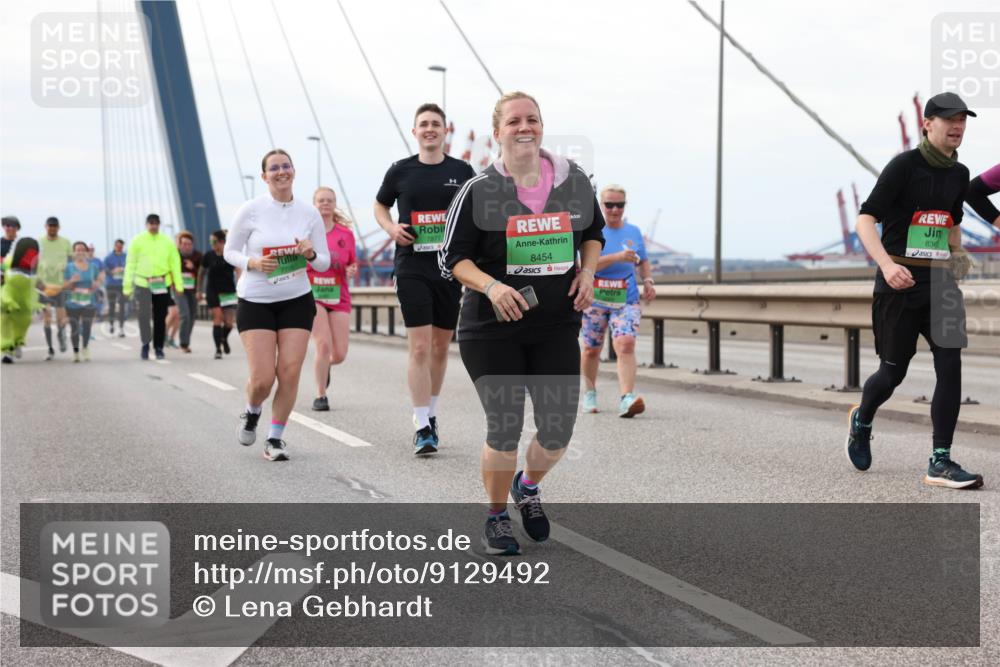 03.10.2025 - Köhlbrandbrückenlauf Lena Gebhardt http://msf.ph/oto/9129492 03.10.2025 16:04:04 Position 2 7706, 8454, 836 meine-sportfotos.de