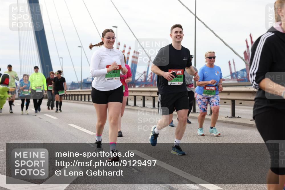 03.10.2025 - Köhlbrandbrückenlauf Lena Gebhardt http://msf.ph/oto/9129497 03.10.2025 16:04:05 Position 2 7706, 7877 meine-sportfotos.de