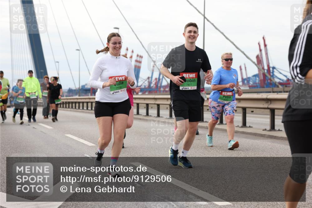03.10.2025 - Köhlbrandbrückenlauf Lena Gebhardt http://msf.ph/oto/9129506 03.10.2025 16:04:05 Position 2 7706, 7877 meine-sportfotos.de