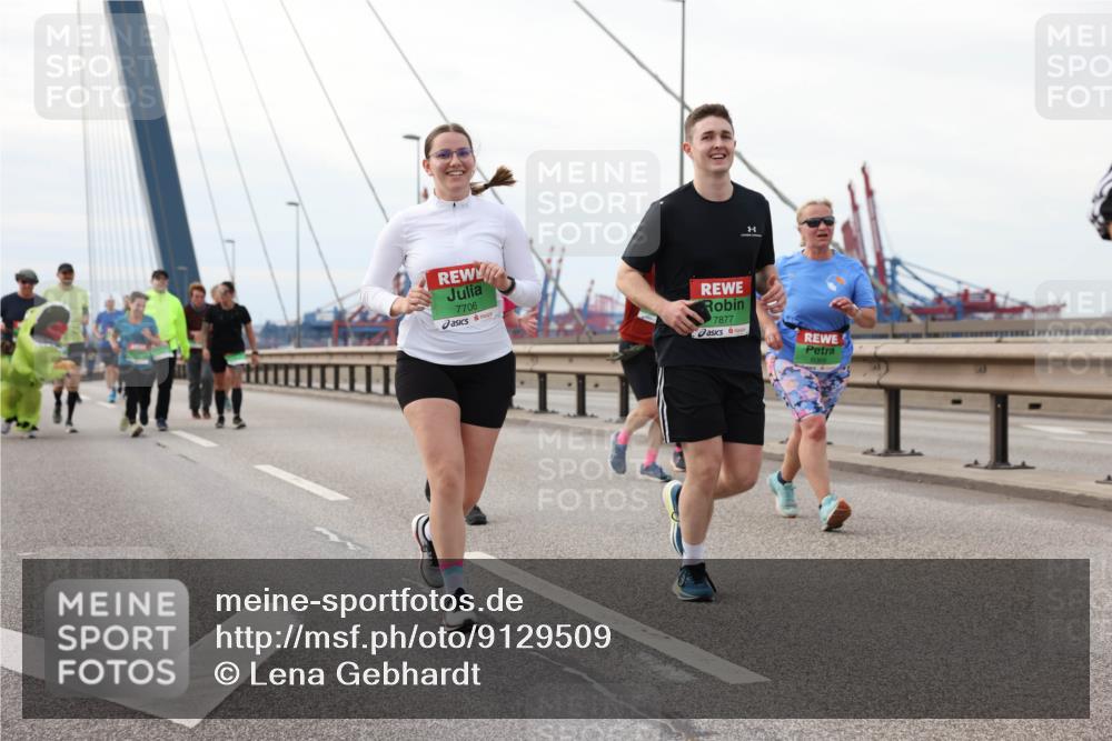 03.10.2025 - Köhlbrandbrückenlauf Lena Gebhardt http://msf.ph/oto/9129509 03.10.2025 16:04:06 Position 2 7706, 7877 meine-sportfotos.de