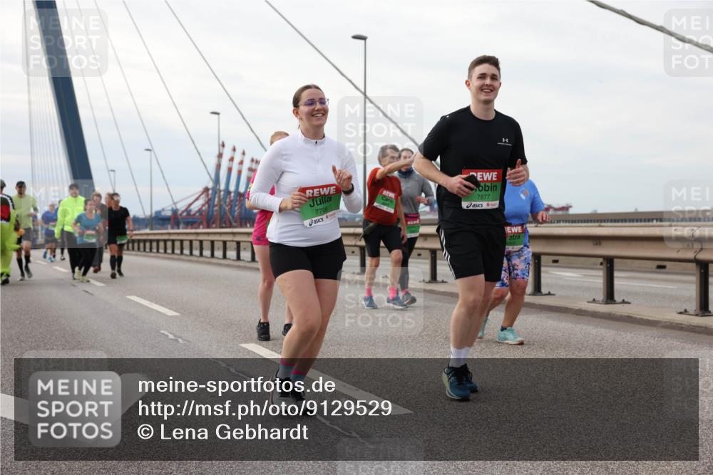 03.10.2025 - Köhlbrandbrückenlauf Lena Gebhardt http://msf.ph/oto/9129529 03.10.2025 16:04:06 Position 2 7706, 7877 meine-sportfotos.de