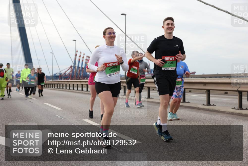 03.10.2025 - Köhlbrandbrückenlauf Lena Gebhardt http://msf.ph/oto/9129532 03.10.2025 16:04:06 Position 2 7706, 7877 meine-sportfotos.de