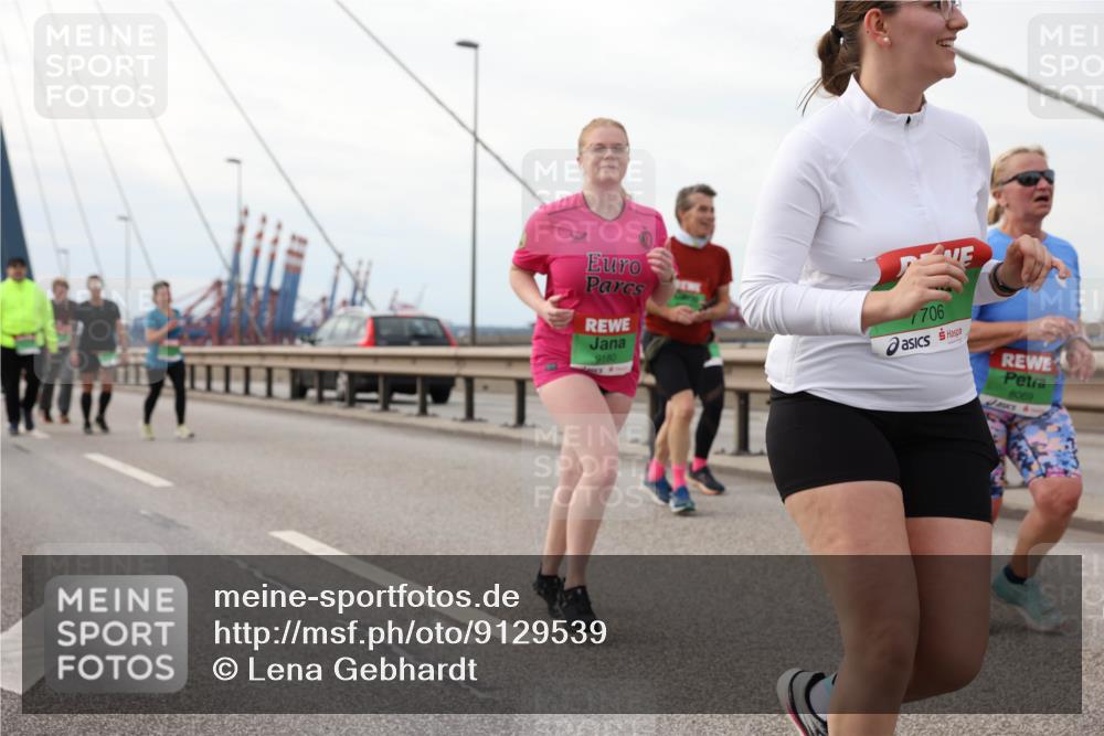 03.10.2025 - Köhlbrandbrückenlauf Lena Gebhardt http://msf.ph/oto/9129539 03.10.2025 16:04:07 Position 2 9180, 7706, 8069 meine-sportfotos.de