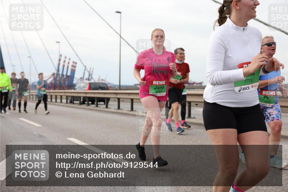 03.10.2025 - Köhlbrandbrückenlauf Lena Gebhardt http://msf.ph/oto/9129544 03.10.2025 16:04:07 Position 2 9180, 7706, 8069 meine-sportfotos.de