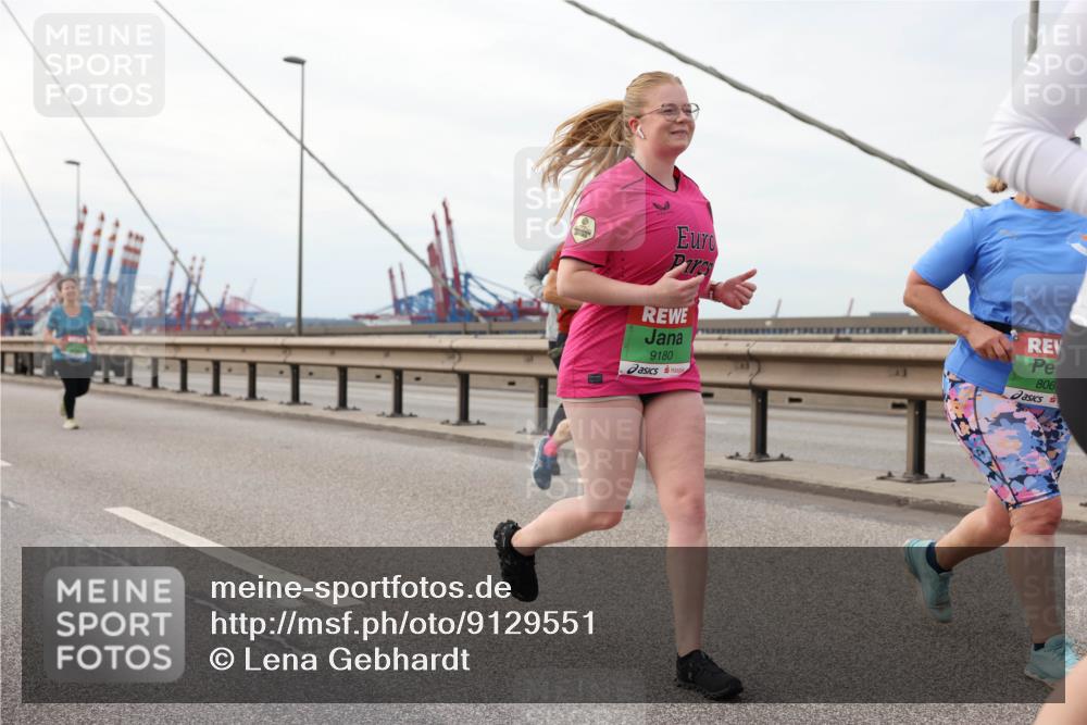 03.10.2025 - Köhlbrandbrückenlauf Lena Gebhardt http://msf.ph/oto/9129551 03.10.2025 16:04:08 Position 2 9180, 806 meine-sportfotos.de