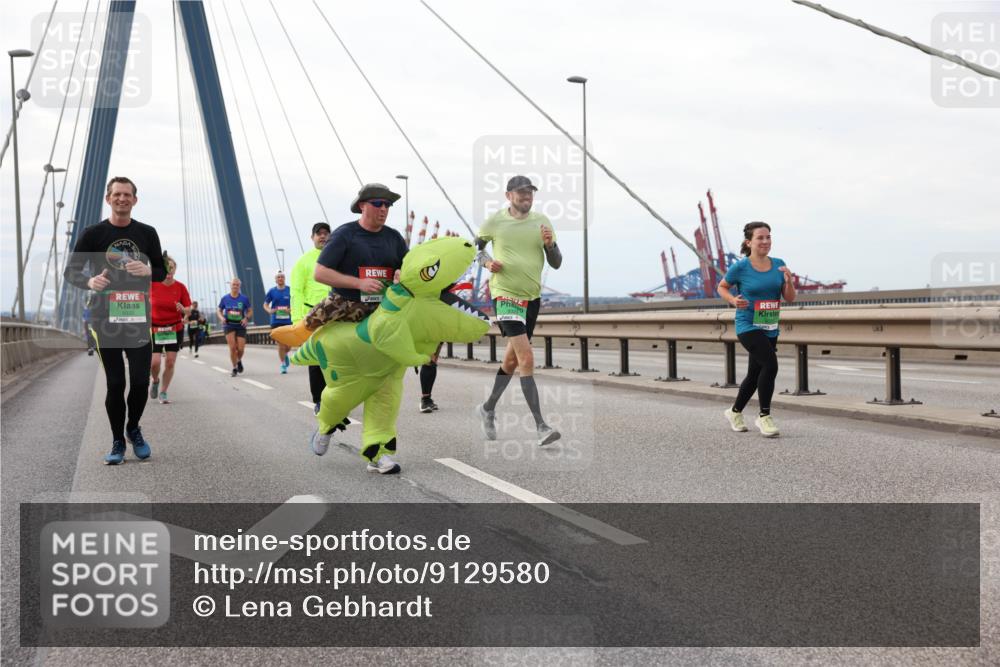 03.10.2025 - Köhlbrandbrückenlauf Lena Gebhardt http://msf.ph/oto/9129580 03.10.2025 16:04:10 Position 2 1, 932, 4 meine-sportfotos.de