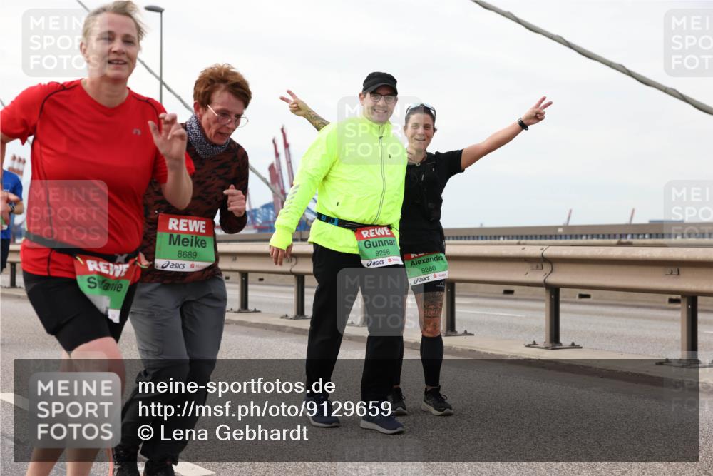 03.10.2025 - Köhlbrandbrückenlauf Lena Gebhardt http://msf.ph/oto/9129659 03.10.2025 16:04:15 Position 2 8689, 9256, 9260 meine-sportfotos.de