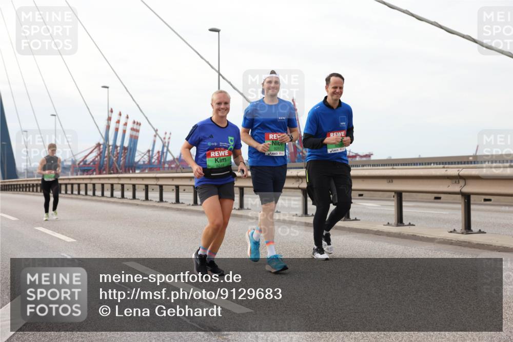 03.10.2025 - Köhlbrandbrückenlauf Lena Gebhardt http://msf.ph/oto/9129683 03.10.2025 16:04:17 Position 2 1219, 9248, 9251 meine-sportfotos.de