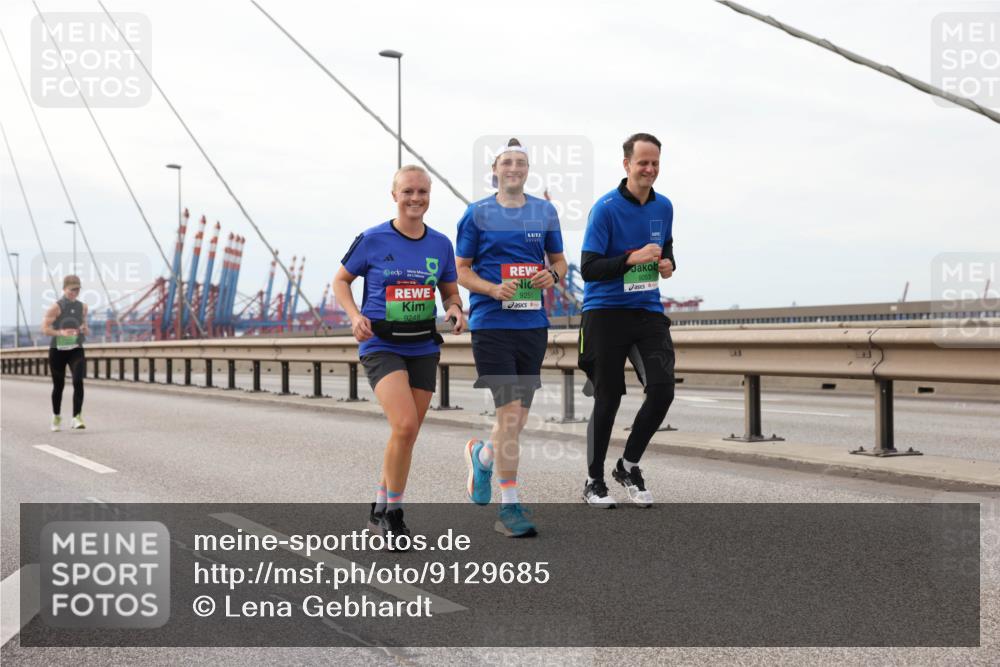03.10.2025 - Köhlbrandbrückenlauf Lena Gebhardt http://msf.ph/oto/9129685 03.10.2025 16:04:17 Position 2 10, 9248, 9251, 9253 meine-sportfotos.de