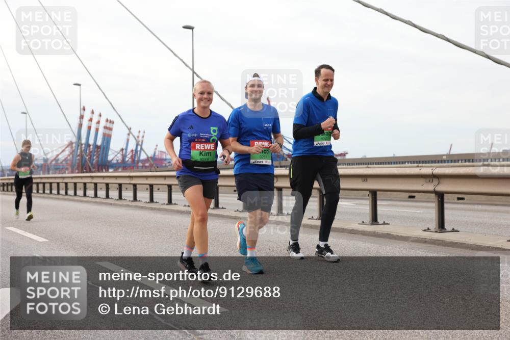 03.10.2025 - Köhlbrandbrückenlauf Lena Gebhardt http://msf.ph/oto/9129688 03.10.2025 16:04:17 Position 2 010, 9248, 9251, 9253 meine-sportfotos.de