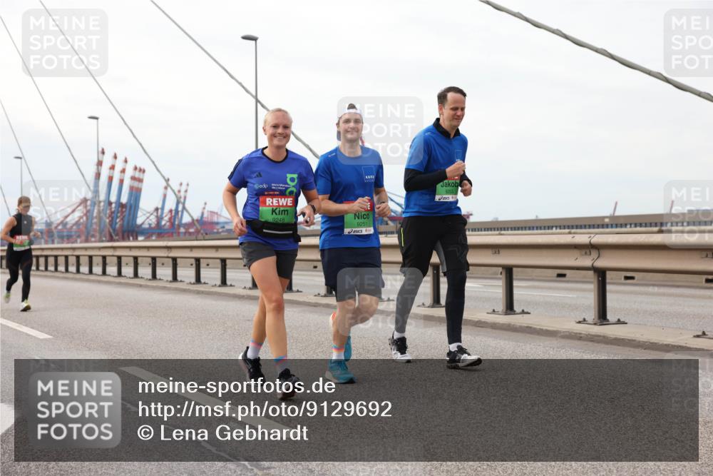 03.10.2025 - Köhlbrandbrückenlauf Lena Gebhardt http://msf.ph/oto/9129692 03.10.2025 16:04:17 Position 2 9248, 9251, 9253 meine-sportfotos.de