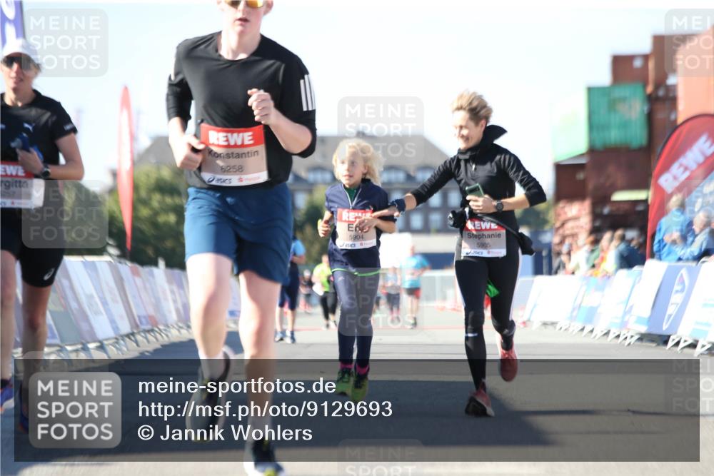 03.10.2025 - Köhlbrandbrückenlauf Jannik Wohlers http://msf.ph/oto/9129693 03.10.2025 13:44:24 Ziel 5904, 5905, 6257, 6258 meine-sportfotos.de