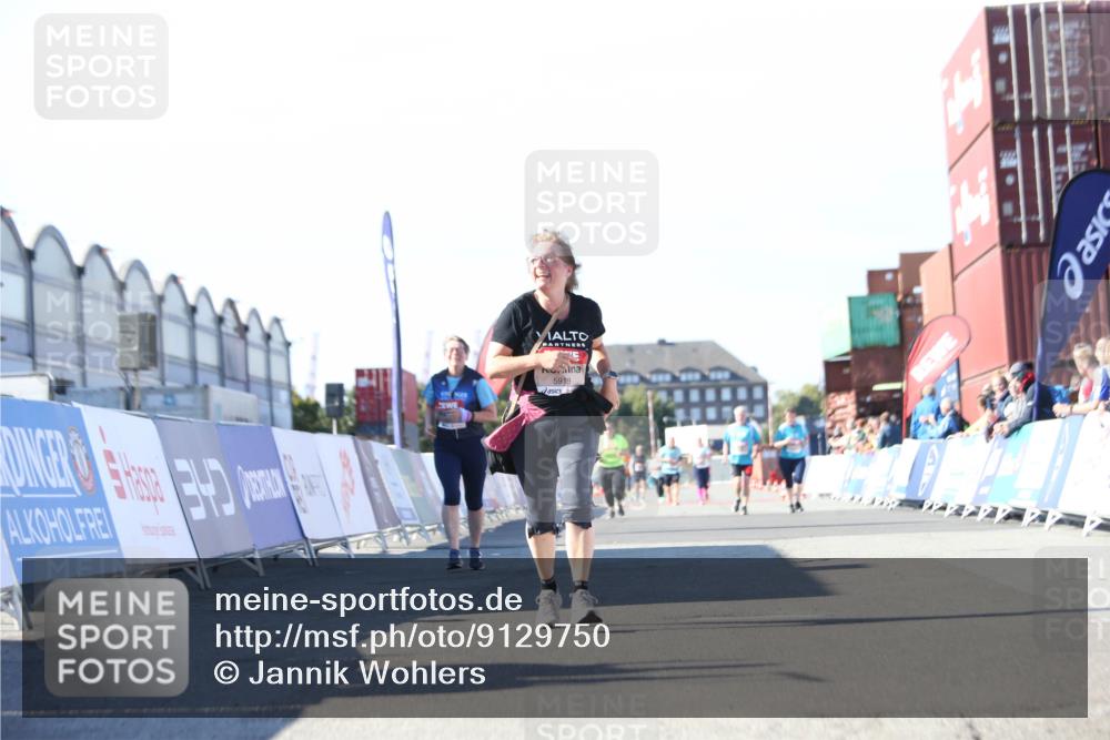 03.10.2025 - Köhlbrandbrückenlauf Jannik Wohlers http://msf.ph/oto/9129750 03.10.2025 13:44:35 Ziel 5696, 5904, 5905, 5919, 6257, 6258 meine-sportfotos.de