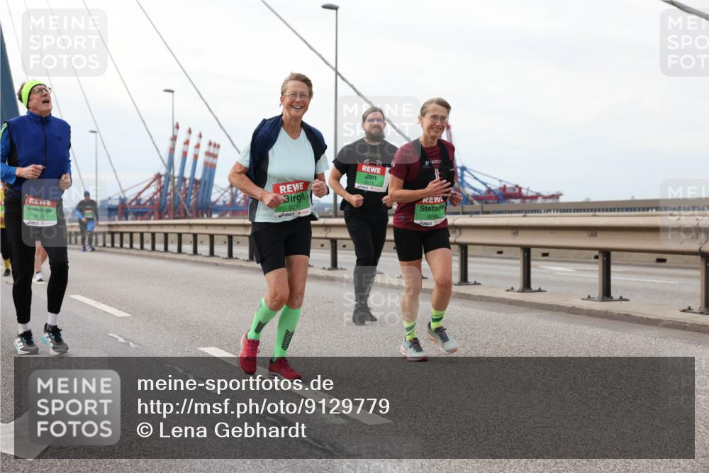 03.10.2025 - Köhlbrandbrückenlauf Lena Gebhardt http://msf.ph/oto/9129779 03.10.2025 16:04:28 Position 2 8010, 9291, 9215, 9290 meine-sportfotos.de