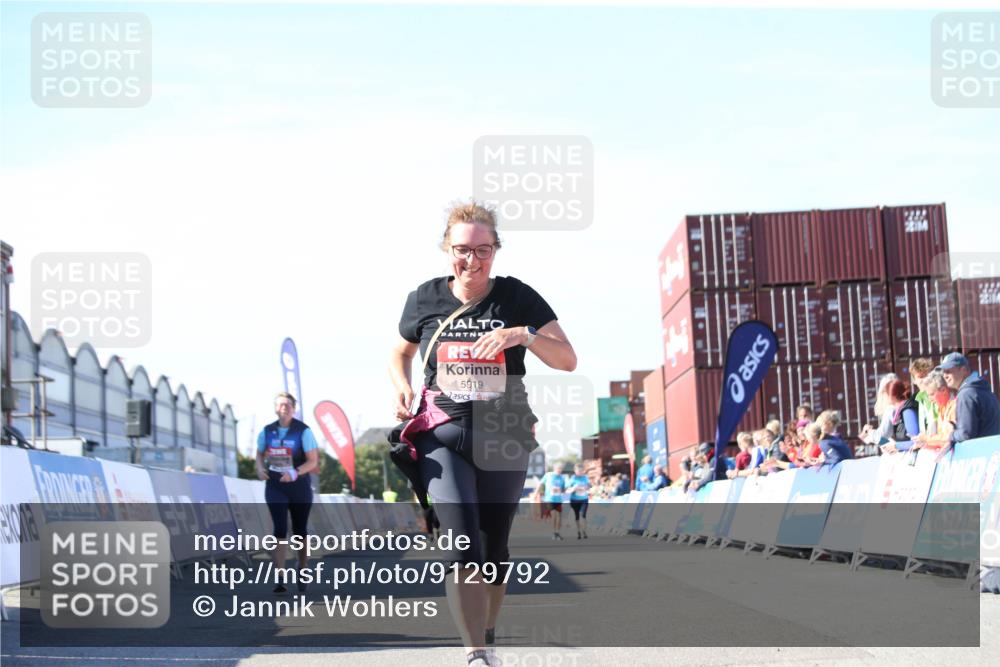 03.10.2025 - Köhlbrandbrückenlauf Jannik Wohlers http://msf.ph/oto/9129792 03.10.2025 13:44:37 Ziel 5696, 5904, 5905, 5919 meine-sportfotos.de