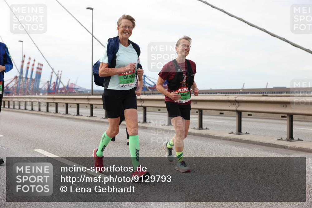 03.10.2025 - Köhlbrandbrückenlauf Lena Gebhardt http://msf.ph/oto/9129793 03.10.2025 16:04:29 Position 2 9291, 9290, 11 meine-sportfotos.de