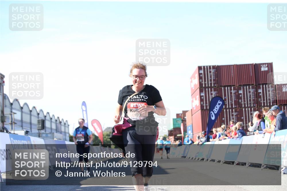 03.10.2025 - Köhlbrandbrückenlauf Jannik Wohlers http://msf.ph/oto/9129794 03.10.2025 13:44:37 Ziel 5696, 5904, 5905, 5919 meine-sportfotos.de