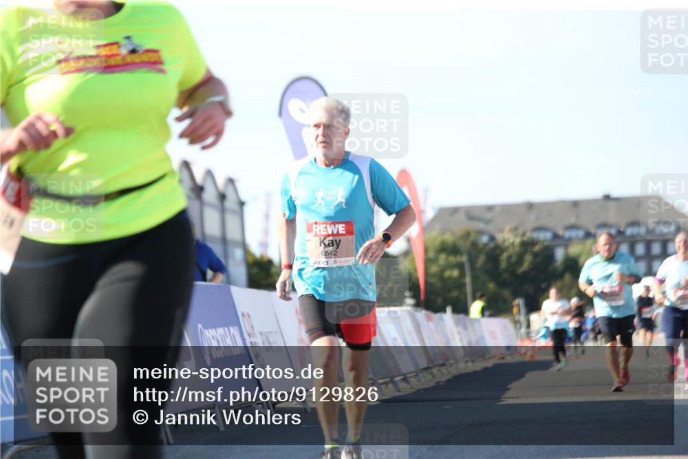 03.10.2025 - Köhlbrandbrückenlauf Jannik Wohlers http://msf.ph/oto/9129826 03.10.2025 13:44:52 Ziel 5932, 6542, 6546 meine-sportfotos.de