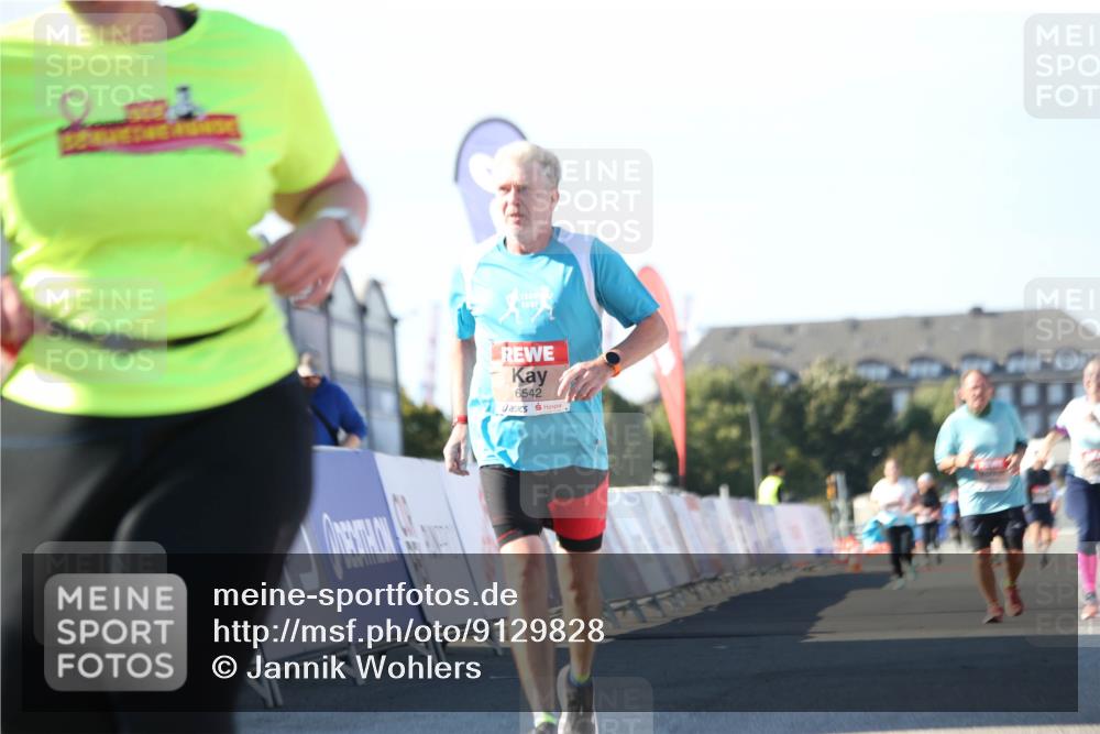 03.10.2025 - Köhlbrandbrückenlauf Jannik Wohlers http://msf.ph/oto/9129828 03.10.2025 13:44:52 Ziel 5932, 6542, 6546 meine-sportfotos.de