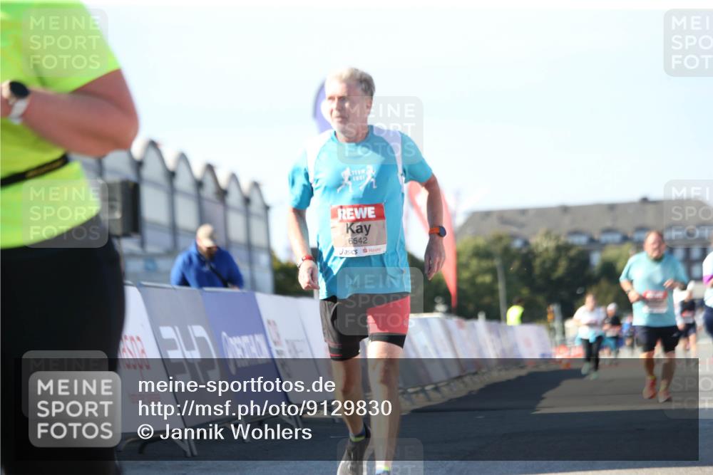 03.10.2025 - Köhlbrandbrückenlauf Jannik Wohlers http://msf.ph/oto/9129830 03.10.2025 13:44:52 Ziel 5932, 6542, 6546 meine-sportfotos.de