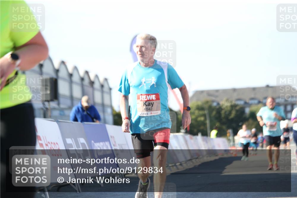 03.10.2025 - Köhlbrandbrückenlauf Jannik Wohlers http://msf.ph/oto/9129834 03.10.2025 13:44:52 Ziel 5932, 6542, 6546 meine-sportfotos.de
