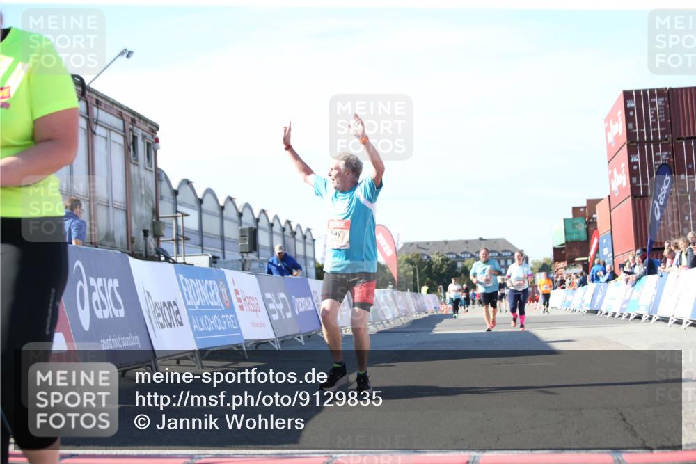 03.10.2025 - Köhlbrandbrückenlauf Jannik Wohlers http://msf.ph/oto/9129835 03.10.2025 13:44:53 Ziel 5932, 6542, 6546 meine-sportfotos.de