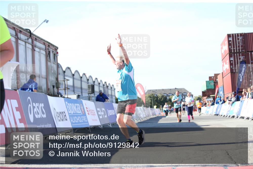 03.10.2025 - Köhlbrandbrückenlauf Jannik Wohlers http://msf.ph/oto/9129842 03.10.2025 13:44:53 Ziel 5932, 6542, 6546 meine-sportfotos.de
