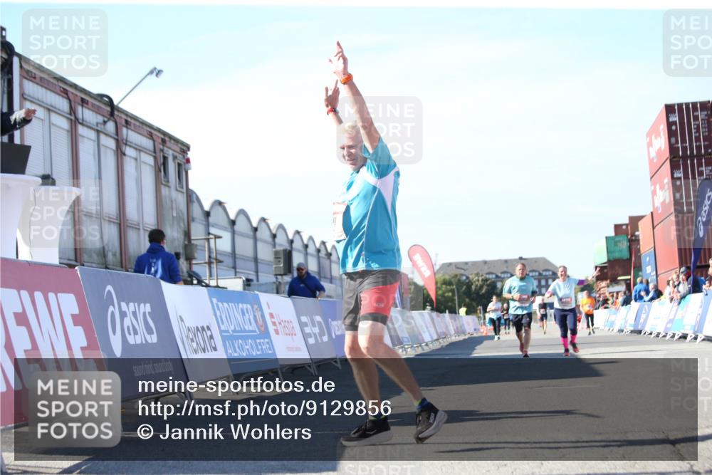 03.10.2025 - Köhlbrandbrückenlauf Jannik Wohlers http://msf.ph/oto/9129856 03.10.2025 13:44:54 Ziel 5932, 6542, 6546 meine-sportfotos.de