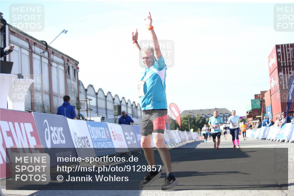 03.10.2025 - Köhlbrandbrückenlauf Jannik Wohlers http://msf.ph/oto/9129857 03.10.2025 13:44:54 Ziel 5932, 6542, 6546 meine-sportfotos.de