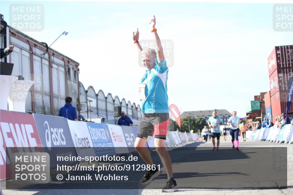 03.10.2025 - Köhlbrandbrückenlauf Jannik Wohlers http://msf.ph/oto/9129861 03.10.2025 13:44:54 Ziel 5932, 6542, 6546 meine-sportfotos.de