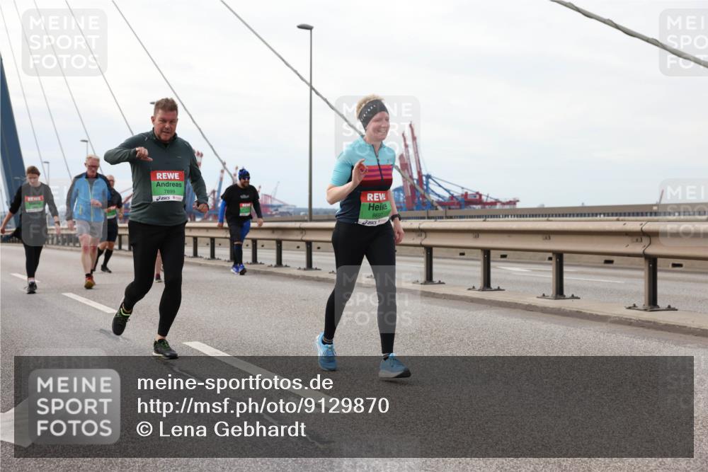 03.10.2025 - Köhlbrandbrückenlauf Lena Gebhardt http://msf.ph/oto/9129870 03.10.2025 16:04:37 Position 2 7899, 8697 meine-sportfotos.de