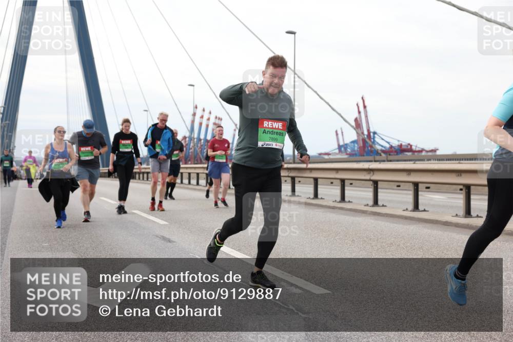 03.10.2025 - Köhlbrandbrückenlauf Lena Gebhardt http://msf.ph/oto/9129887 03.10.2025 16:04:38 Position 2 7899 meine-sportfotos.de