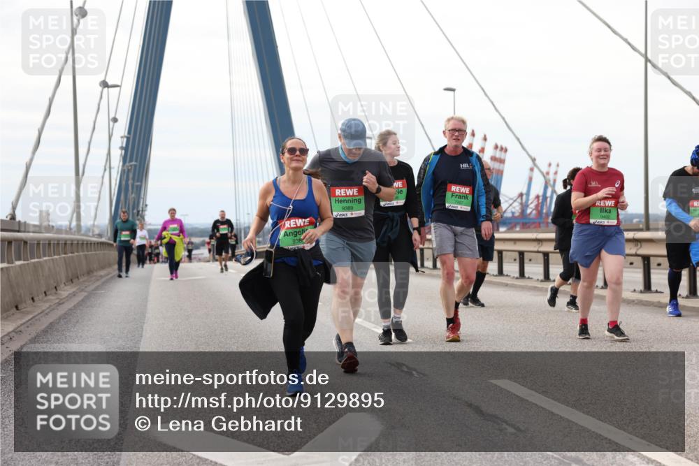 03.10.2025 - Köhlbrandbrückenlauf Lena Gebhardt http://msf.ph/oto/9129895 03.10.2025 16:04:39 Position 2 9389, 938, 9402 meine-sportfotos.de