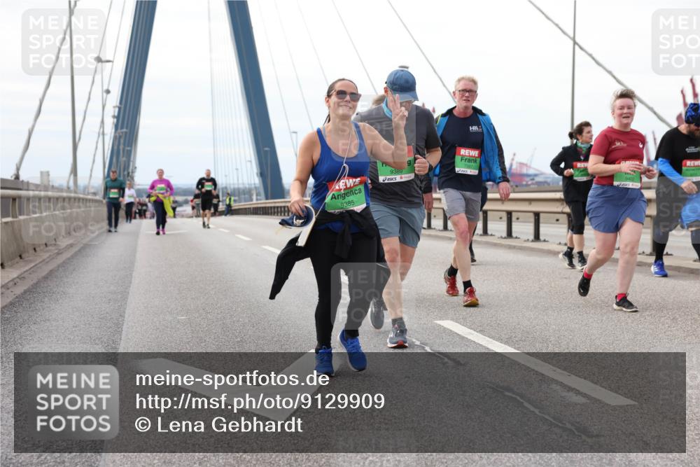 03.10.2025 - Köhlbrandbrückenlauf Lena Gebhardt http://msf.ph/oto/9129909 03.10.2025 16:04:40 Position 2 9385, 9389, 9402 meine-sportfotos.de