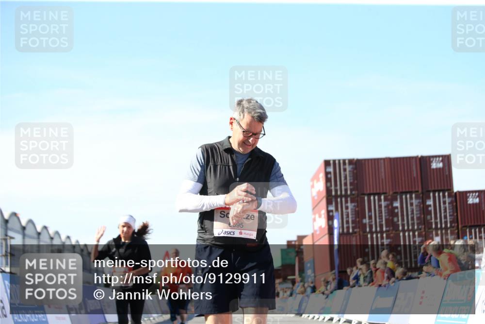 03.10.2025 - Köhlbrandbrückenlauf Jannik Wohlers http://msf.ph/oto/9129911 03.10.2025 13:45:22 Ziel 5015, 5223, 5600, 5999, 6264, 6695 meine-sportfotos.de
