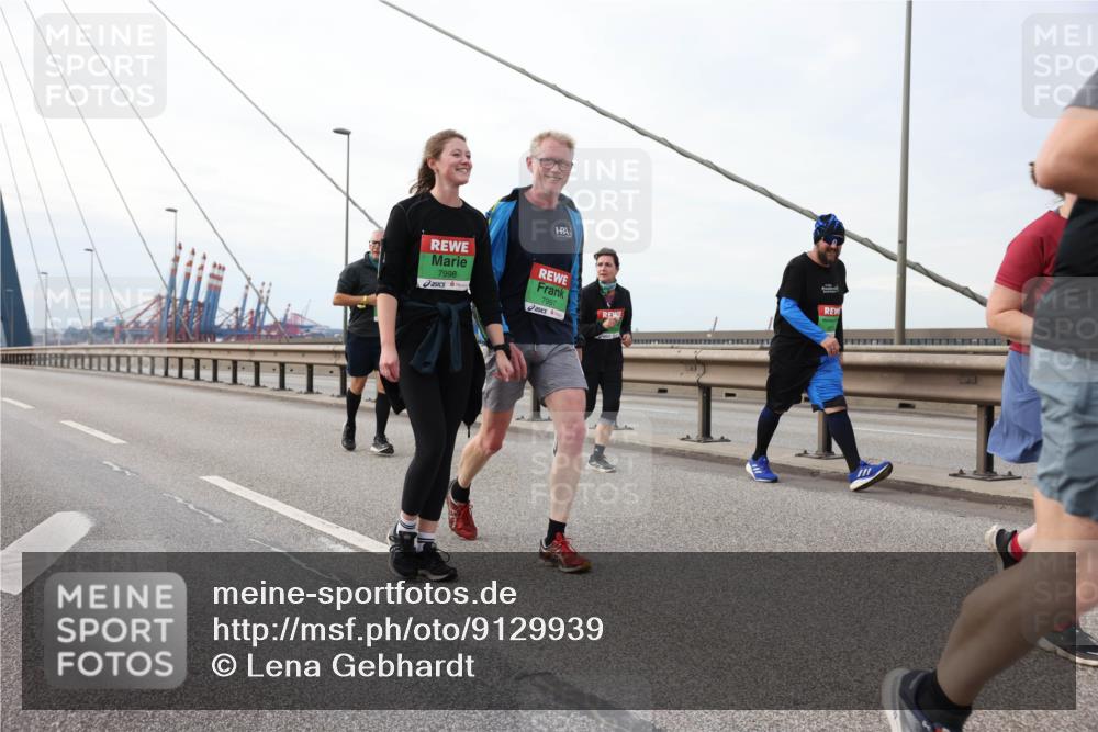 03.10.2025 - Köhlbrandbrückenlauf Lena Gebhardt http://msf.ph/oto/9129939 03.10.2025 16:04:43 Position 2 7998, 7997 meine-sportfotos.de