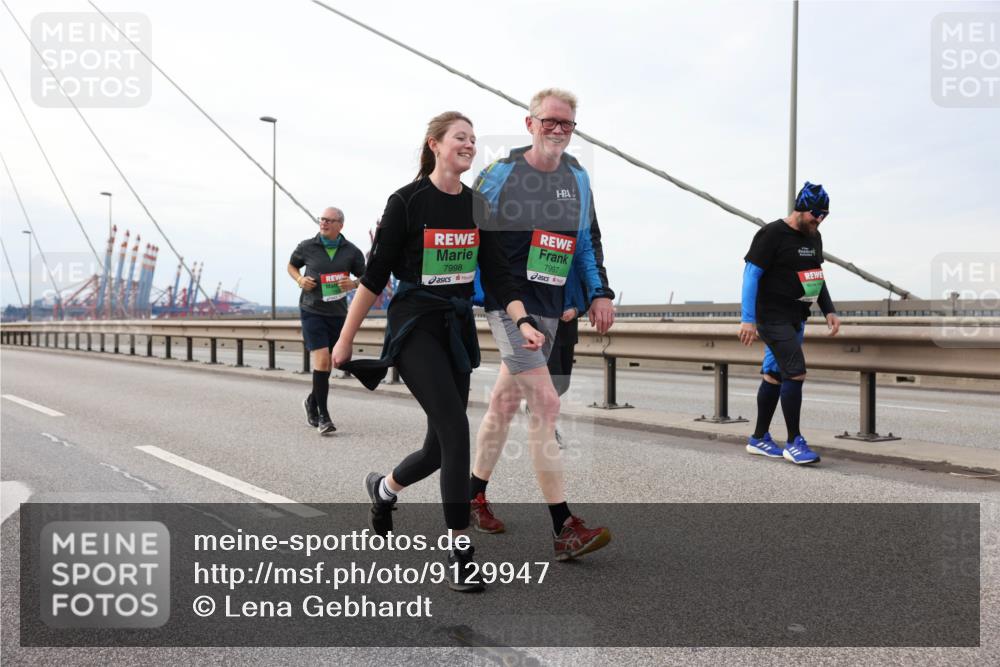 03.10.2025 - Köhlbrandbrückenlauf Lena Gebhardt http://msf.ph/oto/9129947 03.10.2025 16:04:43 Position 2 7998, 7997 meine-sportfotos.de