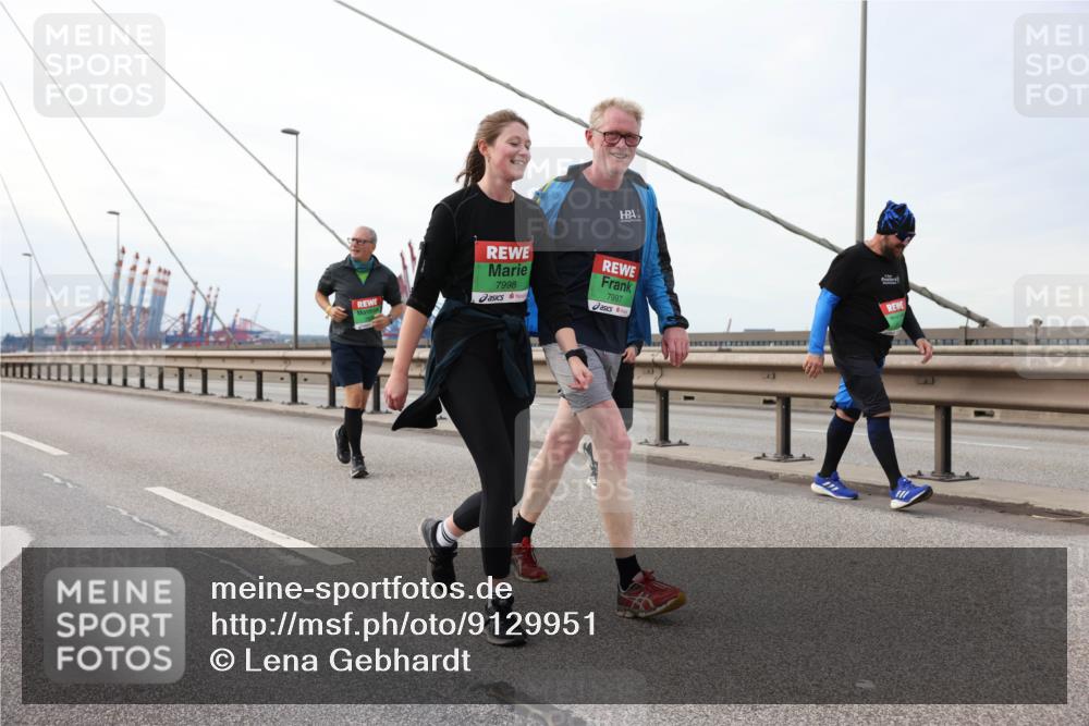 03.10.2025 - Köhlbrandbrückenlauf Lena Gebhardt http://msf.ph/oto/9129951 03.10.2025 16:04:43 Position 2 7998, 7997 meine-sportfotos.de