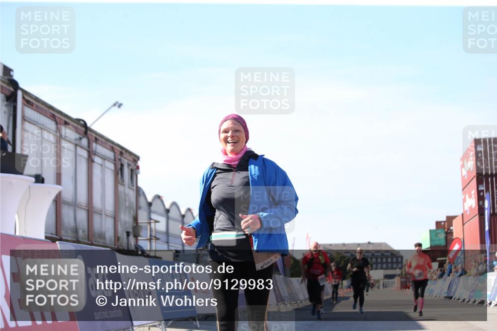 03.10.2025 - Köhlbrandbrückenlauf Jannik Wohlers http://msf.ph/oto/9129983 03.10.2025 13:45:45 Ziel 5184, 5860, 6029 meine-sportfotos.de