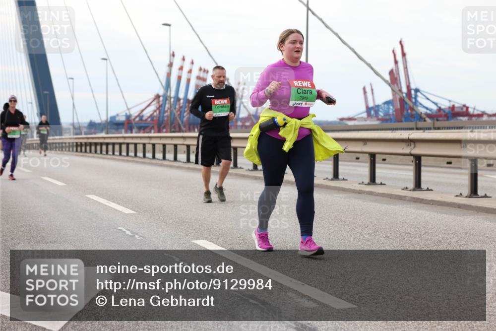 03.10.2025 - Köhlbrandbrückenlauf Lena Gebhardt http://msf.ph/oto/9129984 03.10.2025 16:04:50 Position 2 7942 meine-sportfotos.de