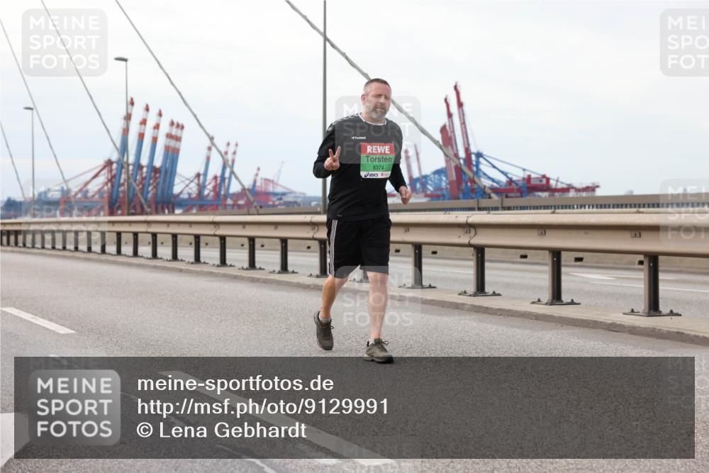 03.10.2025 - Köhlbrandbrückenlauf Lena Gebhardt http://msf.ph/oto/9129991 03.10.2025 16:04:51 Position 2 8374 meine-sportfotos.de