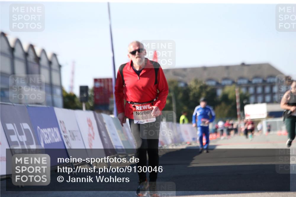 03.10.2025 - Köhlbrandbrückenlauf Jannik Wohlers http://msf.ph/oto/9130046 03.10.2025 13:45:56 Ziel 5327, 5375, 5376, 5860, 6029 meine-sportfotos.de