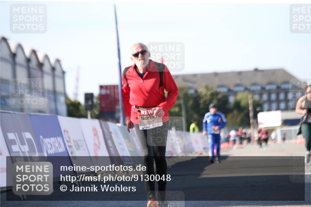 03.10.2025 - Köhlbrandbrückenlauf Jannik Wohlers http://msf.ph/oto/9130048 03.10.2025 13:45:56 Ziel 5327, 5375, 5376, 5860, 6029 meine-sportfotos.de