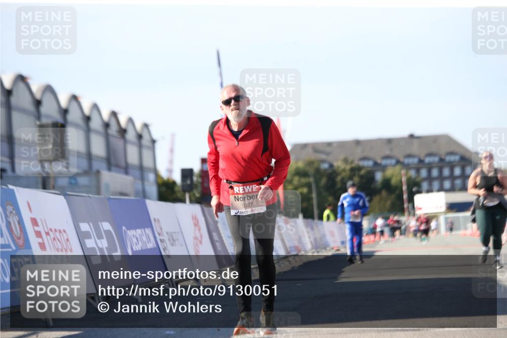 03.10.2025 - Köhlbrandbrückenlauf Jannik Wohlers http://msf.ph/oto/9130051 03.10.2025 13:45:57 Ziel 5327, 5375, 5376, 5860, 6029 meine-sportfotos.de