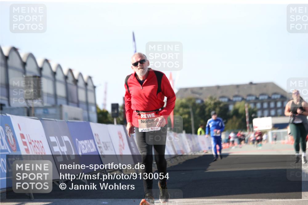 03.10.2025 - Köhlbrandbrückenlauf Jannik Wohlers http://msf.ph/oto/9130054 03.10.2025 13:45:57 Ziel 5327, 5375, 5376, 5860, 6029 meine-sportfotos.de
