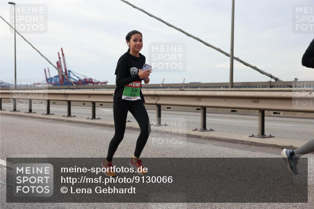 03.10.2025 - Köhlbrandbrückenlauf Lena Gebhardt http://msf.ph/oto/9130066 03.10.2025 16:05:05 Position 2 9432 meine-sportfotos.de