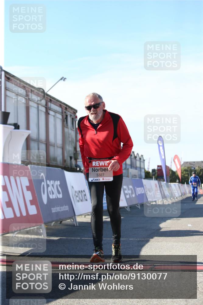 03.10.2025 - Köhlbrandbrückenlauf Jannik Wohlers http://msf.ph/oto/9130077 03.10.2025 13:46:01 Ziel 4572, 5327, 5375, 5376 meine-sportfotos.de
