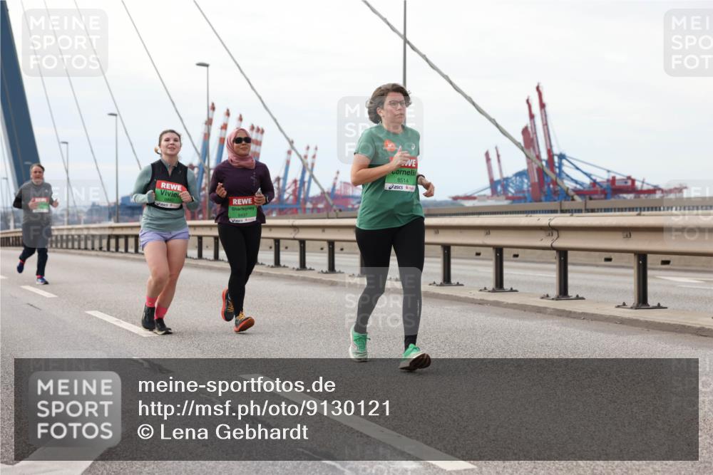 03.10.2025 - Köhlbrandbrückenlauf Lena Gebhardt http://msf.ph/oto/9130121 03.10.2025 16:05:13 Position 2 8437, 8514 meine-sportfotos.de
