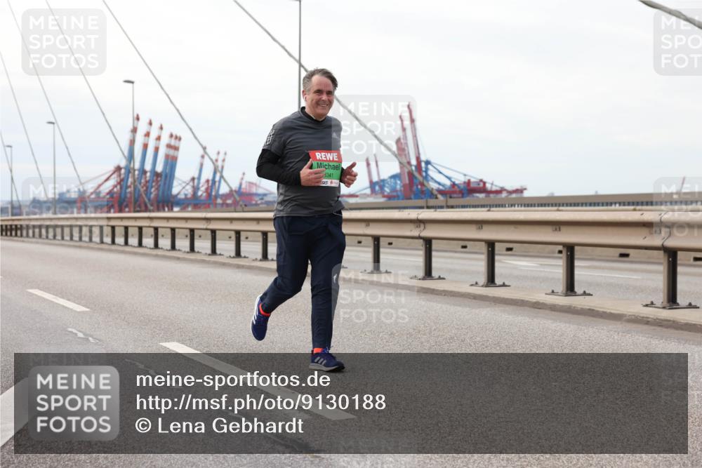 03.10.2025 - Köhlbrandbrückenlauf Lena Gebhardt http://msf.ph/oto/9130188 03.10.2025 16:05:18 Position 2 8341 meine-sportfotos.de